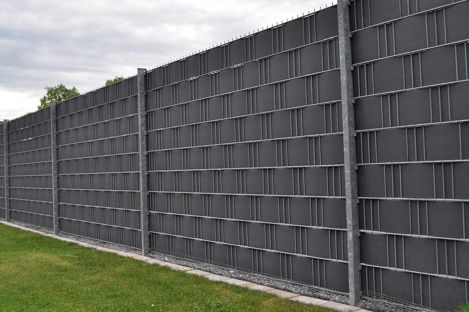 Langer Doppelstabzaun mit anthrazitfarbenen Sichtschutzstreifen