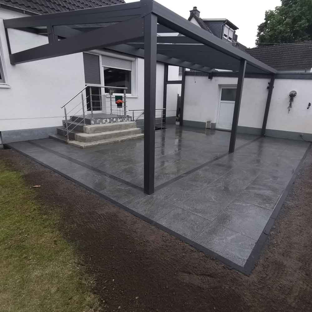 Neu angelegte Terrasse mit grossformatigen Platten