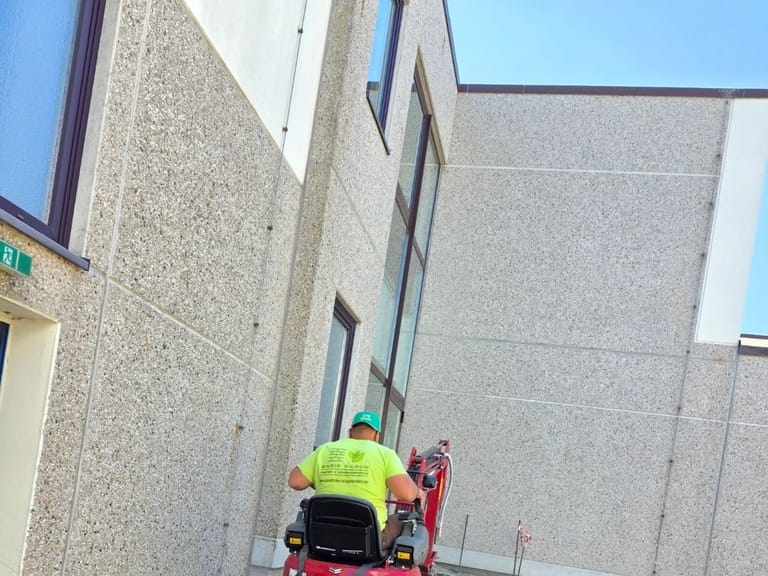 Minibagger beim Aushub neben einem Gebäude