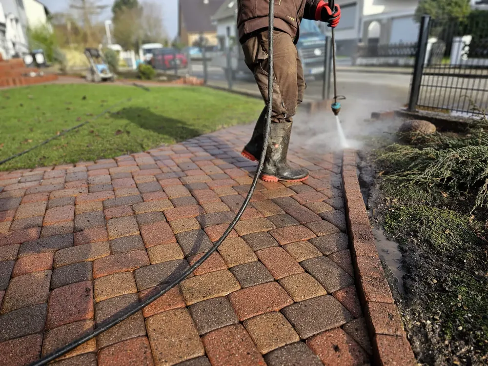 Hochdruckreiniger im Einsatz auf einem Gehweg