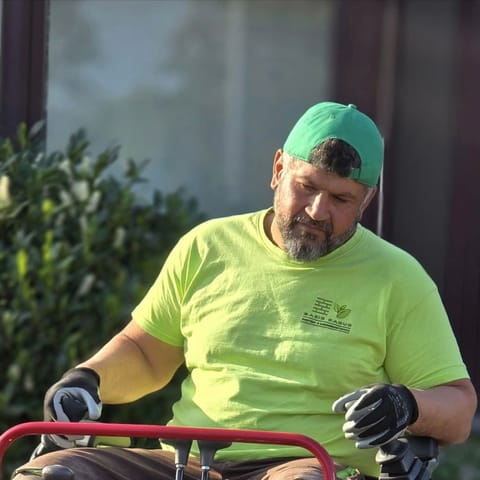 Bazid Daoud auf dem Minibagger